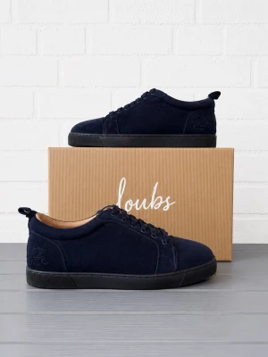 Loubs  - Snygga mörkblå loubs sneakers i mocka med svarta sulor och klassisk låg profil. Skorna har matchande mörkblå skosnören och en ikonisk röd undersula. Perfekt för dig som gillar stilrena och trendiga sneakers.