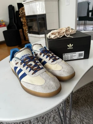 Adidas Wales Bonner Nylon Samba - Hallå eller! Säljer dessa Adidas skor eftersom att dem inte kommer till så mycket användning. Det är en modell mellan Adidas X Wales Bonner. Väldigt stilrena och passar till mycket! Dock har dem några skavanker på slide 4/5 i hälen där dem har gått upp lite… Därför jag säljer dessa lite billigare! Storlek 43! Tillkommer en skolåda med Adidas X Wales Bonner, men också ett par vita skosnören! Skriv om ni har några funderingar!!!