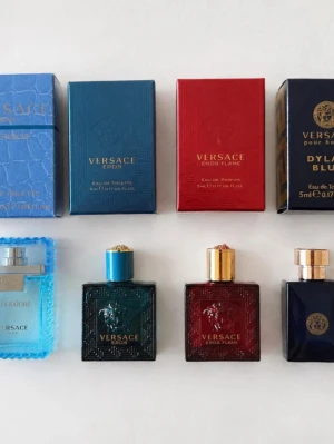 Versace parfymer - Ingen är använd mer än 1 gång  Alla boxar följer med  Versace Eau Fraiche 5 ml Versace Eros Flame 5 ml Versace Dylan Blue 5 ml Versace Eros 5 ml