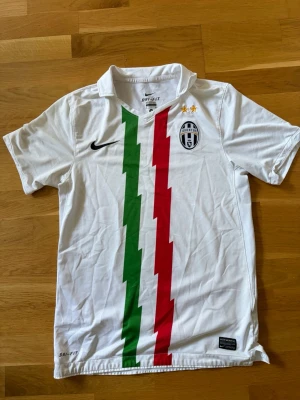 Juventus vintage tröja - Juventus tröja, använd men i grymt skick, köpt på classic football shirts
