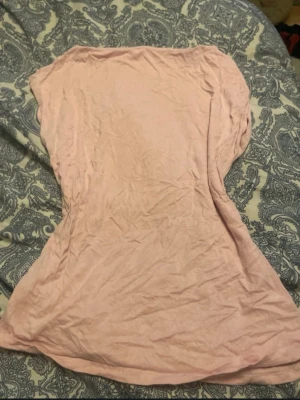 Ljusrosa topp från 157 - Säljer en enkel och mjuk ljusrosa topp från 157. Toppen har en rak passform och är tillverkad i ett tunt, skönt bomullsmaterial. Perfekt att styla med jeans eller kjol för en chill look.