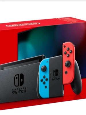 Nintendo Switch spelkonsol neon - Nintendo Switch spelkonsol med neonröd och neonblå Joy-Con handkontroller. Konsolen är svart och har en rektangulär form med avtagbara kontroller. Perfekt för gaming både hemma och på språng. Levereras i originalförpackning.