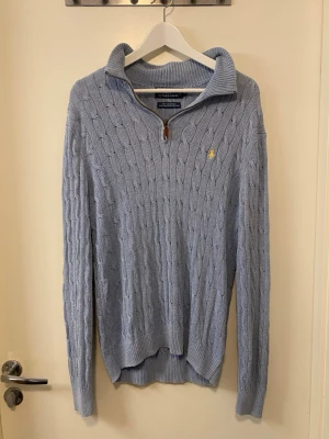 Ralph lauren half zip - Ralph lauren zip- Storlek M skick 7/10 fortfarande väldigt stilren och fräsch till alla stunder. Skriv vid funderingar 