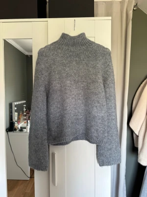 Stickad halvpolo - Säljer denna stickade halvpolo tröjan från H&M då den inte används💕 Färg: blå/grå