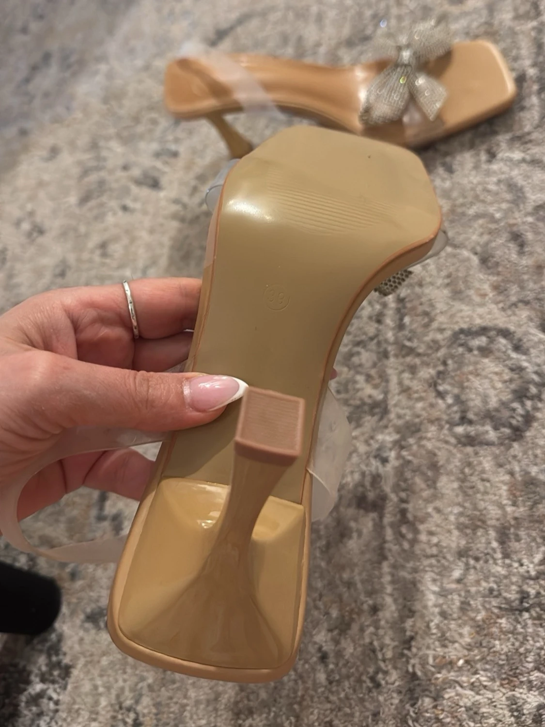 Beiga pumps med transparent rem och rosett - 2