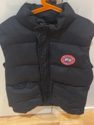 Canada goose väst - Helt ny och är aldrig använd med i ga skador, storlek S, pris 470 och kan sänkas 