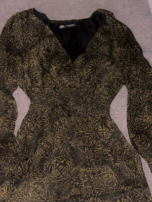 Volang klänning från Zara - Storlek Xs men passar både S-M jätte fin och passar bra nu till både sommar och höst!!