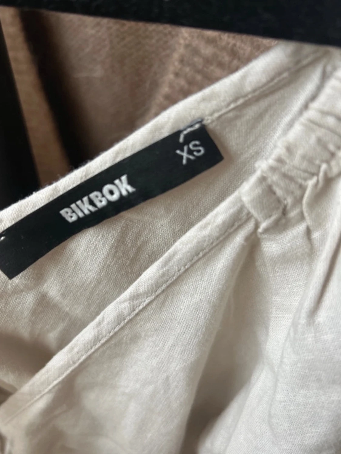 Beige omlottopp från BikBok - 1