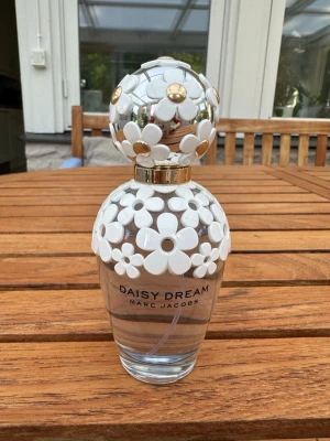 Daisy Dream parfym från Marc Jacobs - Daisy Dream från Marc Jacobs 100 ml Eau de Toilette. Parfymen är använd och har ca 85% kvar av innehållet. Flaskan är i väldigt bra skick och väldigt söt. Nypris i butik ligger på 1100 kr. 