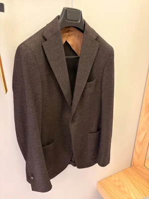 Kavaj - Kavaj från La Chemise| tillverkad i Italien 🇮🇹 | nypris 5999kr| storlek 46| surgeons cuff| kan skicka med kostymgarderob vid köp!