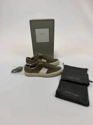 Tom Ford Skor  - Tom Ford Skor  Storlek 43 Ny pris= 10,000 kr  Modell= Marinblå Tom Ford kalvskinn, sammet, logotyp på sulan, krokodilpräglad! Stora i storleken 