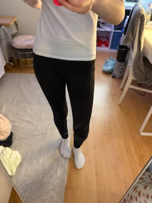Tränings tights - Säljer mina tränings tights då jag inte får användning av det. Dom har en mobilficka på höger sida som man kan se på bild 2, aldrig använda! (Priset går alltid att diskutera)
