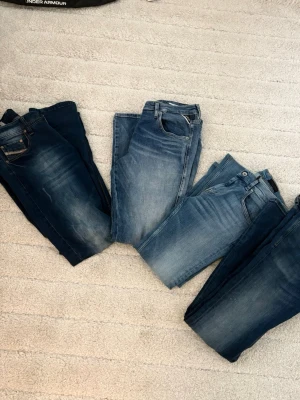 Fyra par blå jeans i olika tvättar - Fyra par jeans i olika blå nyanser, från mörkblå till ljusblå. Bra skick utan defekter, storlekarna varierar mellan 30 och 32 i både midja och längd, Slim fit hör av dig vid frågor🙌