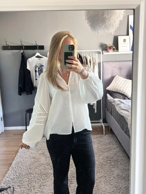 Svarta raka kostymbyxor - Säljer ett par klassiska svarta kostymbyxor med rak passform. Byxorna har en stilren look och passar perfekt till skjorta eller blus. Materialet är mjukt och följsamt, vilket ger en snygg siluett. Passar perfekt i längden på mig och jag är 164cm