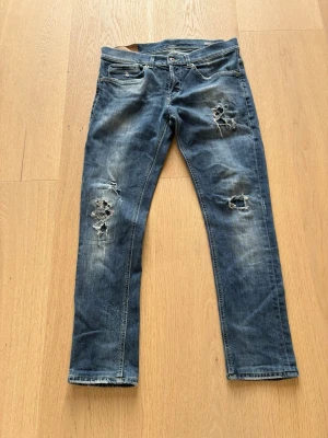 Dondup george - Sälje emina dondups i modellen george de har snygga slitningar och storlek 31w
