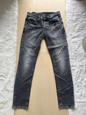 Dondup jeans  - Säljer dessa as fräcka dondup jeans i nyskick! Storlek: 30! Modellen heter George & jeansen är köpta på United Fashion! Nypris: 4200kr    Mått: midja 76 cm, innerbenslängd 78 cm, ytterben 102 cm, lårvidd 22 cm, grenhöjd 25 cm och benöppning 17 cm.  Hör gärna av dig vid frågor!