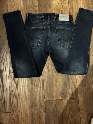  Replay anbass hyperflex - Snygga svarta jeans från Replay som är slim fit  och kontrastsömmar som ger en cool look. Tillverkade i mjukt denimtyg som sitter skönt hela dagen. W28 l32
