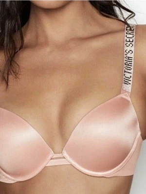  Victoria's Secret bh - Snygg ljusrosa push-up bh från Victoria's Secret med vadderade kupor och glittriga axelband där märkesnamnet står i stenar. Använd några gånger💗