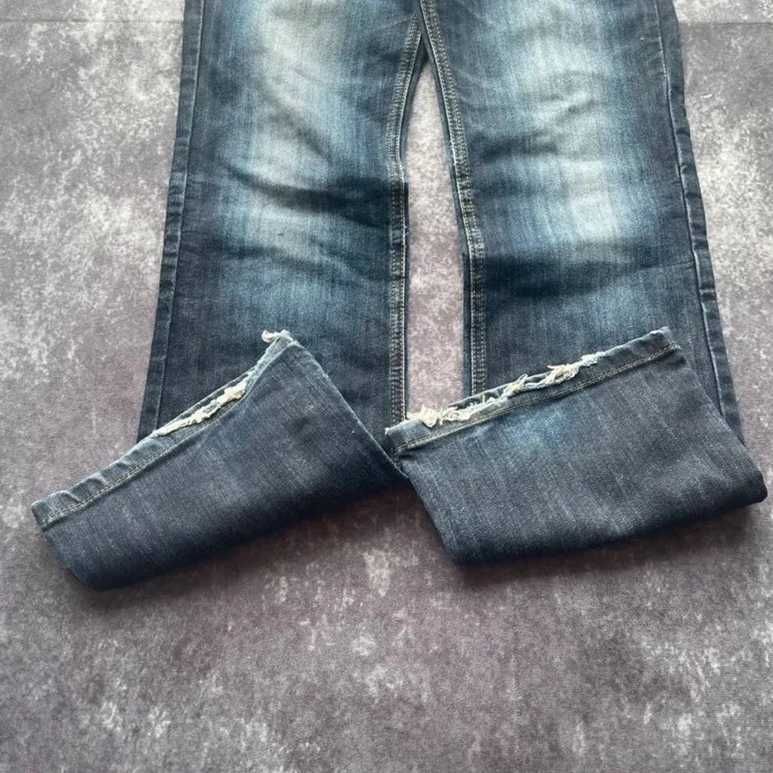 Whiskered-tvättade bootcutjeans för kvinnor från 2000-talet i storlek W29 L30 - 2