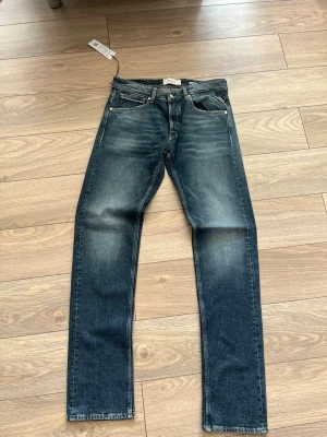 Mörkblå raka jeans från Replay - Snygga mörkblå jeans från Replay, jeansen är nya och inte använda och köpa grön butik för ish 2000 kr. Jeansen har storlek 30x34 och passar nån i längden 180 och över. 