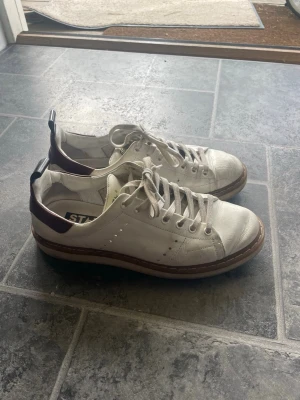Golden Goose Starter skor  - Golden Goose skor i modellen Starter. Premium skor som är Made in Italy. Det är storlek 40. Hör av dig vid frågor!