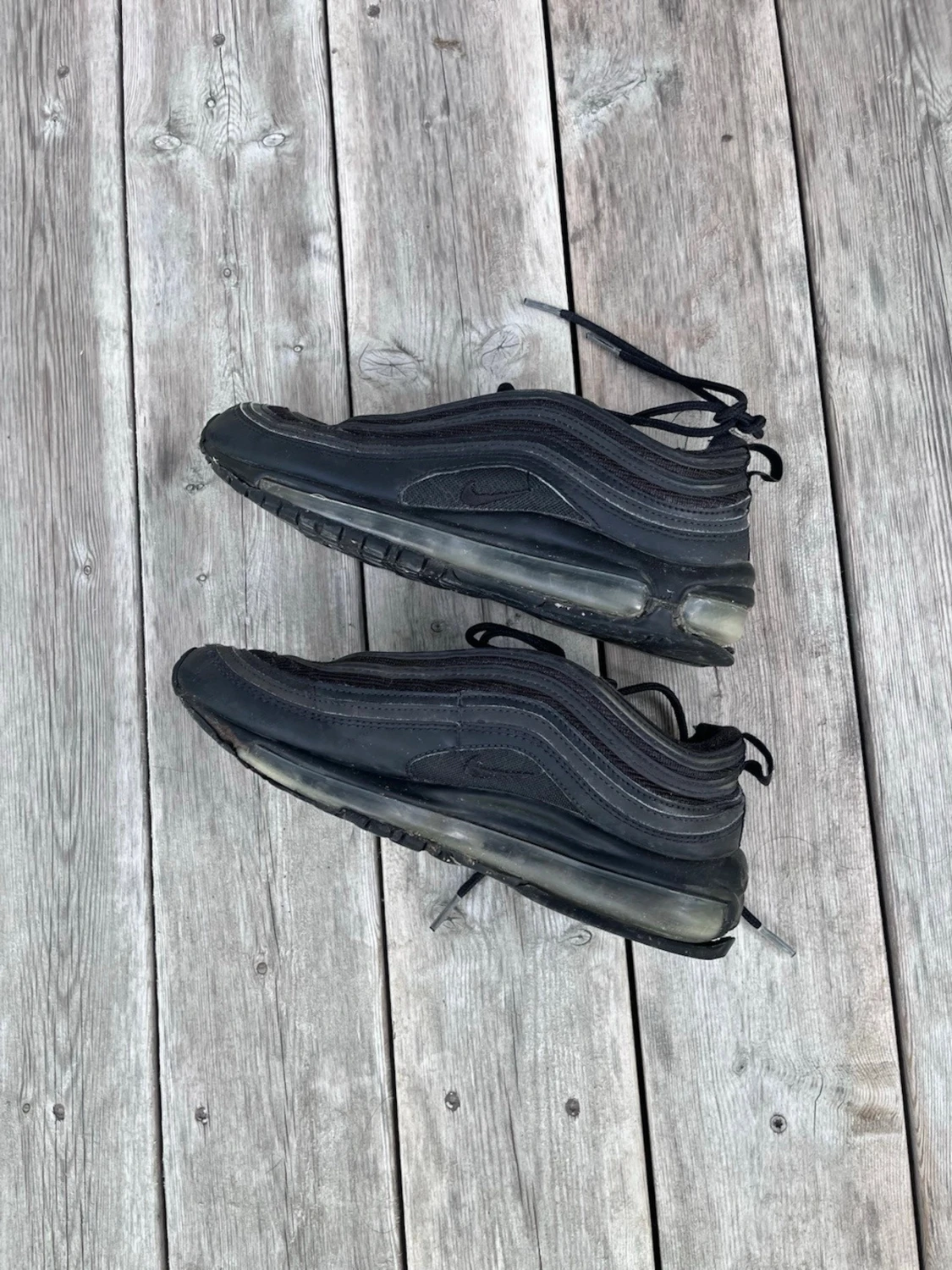 Svarta sneakers med vågig design - 1