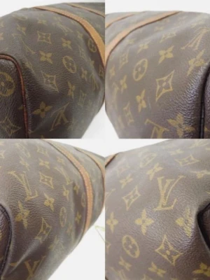Intressekoll på Louis Vuitton keepal bag - Intressekoll på en klassisk Louis Vuitton resväska i brunt läder med ikoniskt monogrammönster och detaljer i ljusbrunt. Väskan har två robusta handtag och dragkedja upptill. Perfekt för weekendresor och ger en lyxig känsla till din packning. Hör av er om ni är sugna 