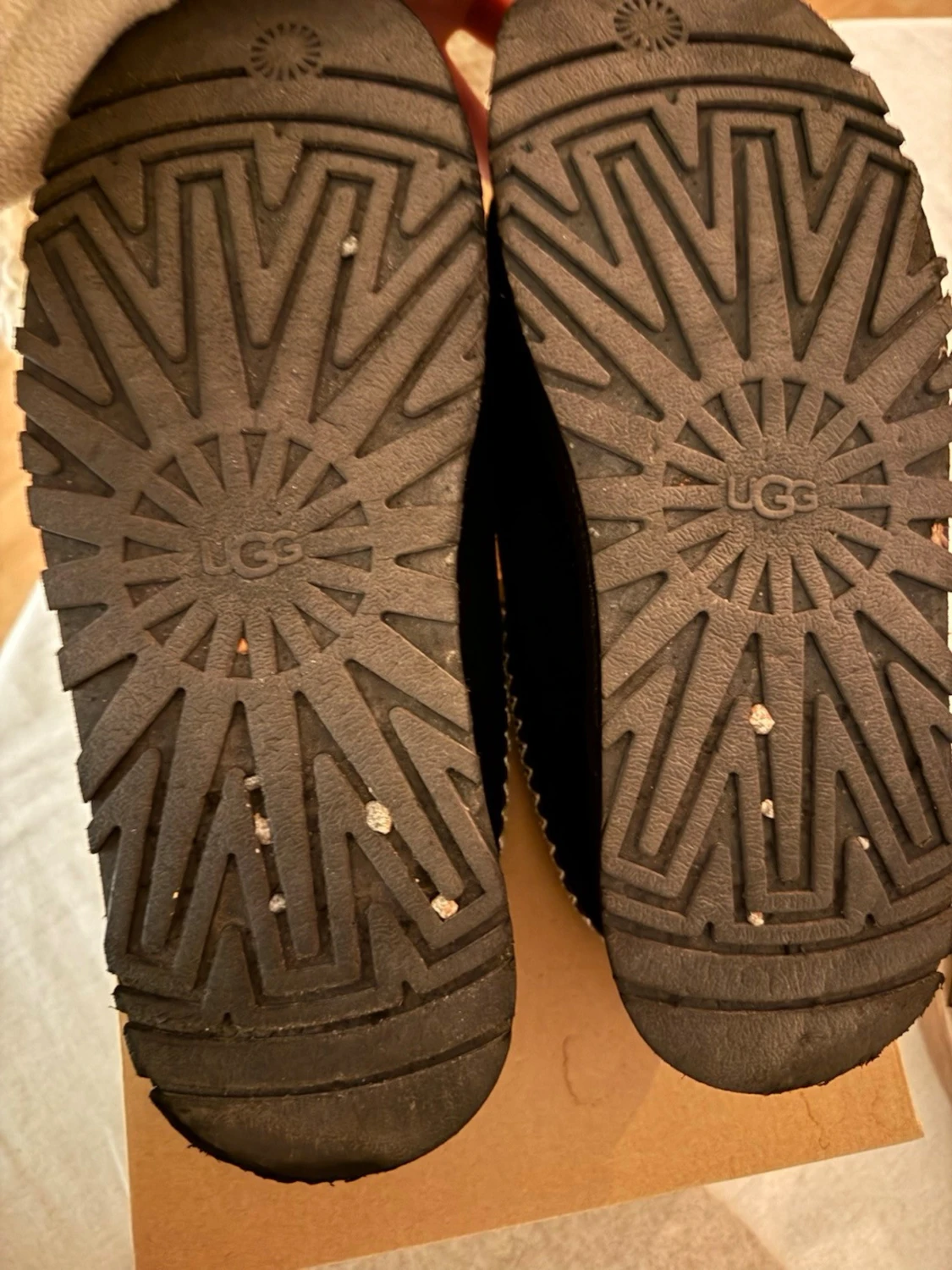 Svarta UGG tofflor med mönstrad kant - 4