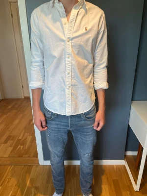 Vit Ralph Lauren skjorta - Snygg Ralph Lauren skjorta i bra skick! Passar till uppklätt och till stranden. 