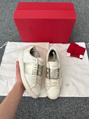 Valentino opens - Ett par valentino open | Storlek 38 | Tillbehör: Låda, dustbag, kort | Endast 1399:- | Tveka inte att höra av dig vid frågor | ladoelgato.resell