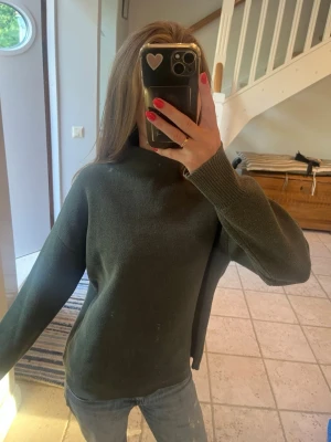 Grön stickad - Snygg stickad tröja med halv hög krage knappt använd 