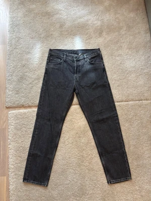 Weekday Jeans - Weekday Jeans i mycket bra skick, som nya. Storlek 32, mått finns på bilderna. 