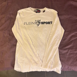 🐆Plein Sport långärmad tröja | Vit | Herr | Strl. M🐆 - Säljer en stilren långärmad tröja från Plein Sport i vitt. Ett snyggt och lättmatchat plagg med den klassiska loggan framtill.  ✨ Detaljer: 🤍 Färg: Vit 👕 Storlek: M (passar S) 📏 Normal passform ✔️ Fint använt skick  💰 Nypris cirka 1 800 kr.  Perfekt till både vardags och en sportig/streetwear-look.  📸 Hör gärna av dig om du vill ha fler bilder eller har några frågor.
