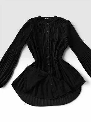 ZARA Black Dress Blouse - NEW - 📦💌!LEVERANS SAMMA DAG MED POSNORD & INSTABOX & Earlybird - UNDER ÖPPETTIDER!💌📦 INTE bring!! Nypris: 699kr - säljs för mindre än halva pris!!  Otrolig Blus Klänning från Zara. Härligt mjukt luftigt Tyg, jätte fina detaljer. Passar att ha som både klänning eller en längre blus - man kan göra lite som man vill!   Storlek M men passar jätte snyggt på någon i XS&S också då jag själv bär XS och valde M för det satt så fint, rekommenderar - Smaksak!   Klänning är i nyskick och aldrig hunnit användas! 