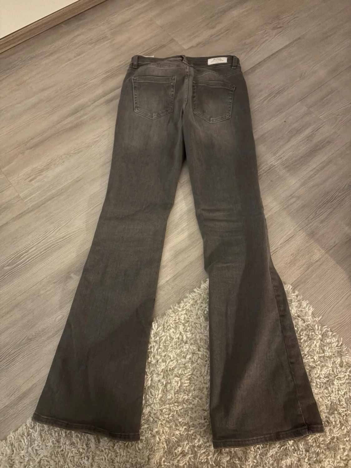 Grå bootcut jeans med hög midja - 1