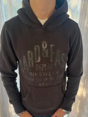 Replay hoodie - Säljer nu min Replay hoodie i storlek S som är i fint skick! Modellen på bilden är 180cm, skriv för fler frågor!