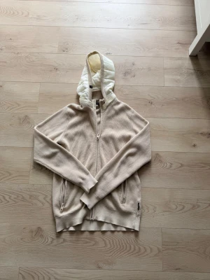 Indicode Cardigan - Säljer denna sjukt snygga Indicode Cardigan som är i helt nytt skick och bara hänger i garderoben. Tröjan är riktigt snygg och passar till allt. Tröjan har en avtagbar luva som både är snygg med och utan. Nypris: Cirka 1500. Hör av er vid fler frågor!
