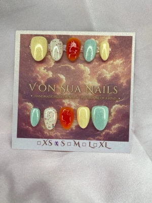 Yuzu (S);ExtraShortAlmond  - Unika handgjorda press-on naglar i mixade färger: pastellgul, mintgrön, orange och vit med glitter och handmålade detaljer. Några naglar har konfettimönster och abstrakta linjer. Extra kort mandelform och glansig finish. Perfekt för dig som vill sticka ut med din nagelstil.S: 15 mm, 11,5 mm, 12 mm, 11 mm, 9 mm 
