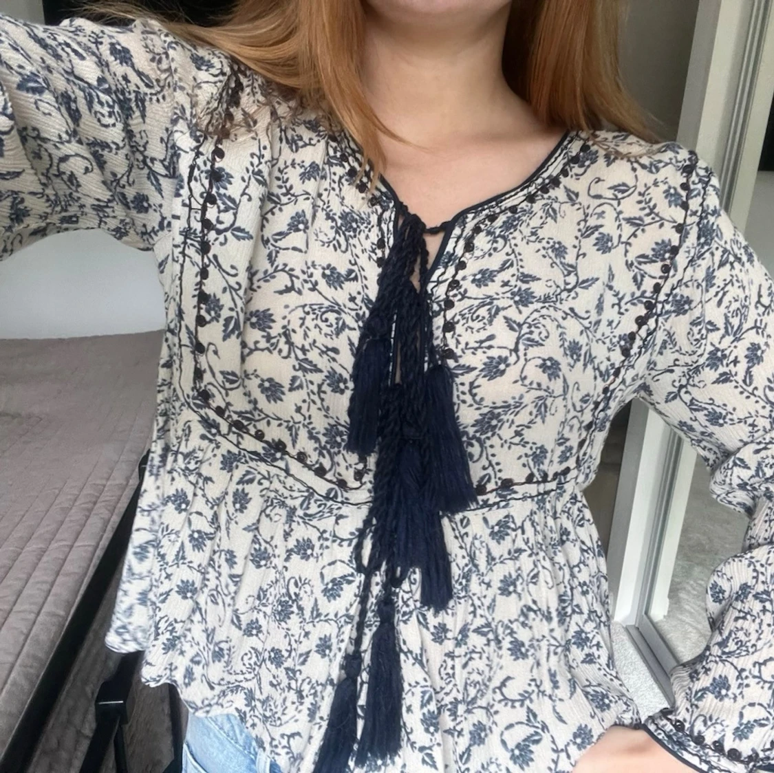 Blommig boho-blus med knytband - 1