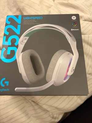 Logitech G522 Lightspeed gaming headset - Säljer ett Logitech G522 Lightspeed gaming headset i vitt med gråa öronkuddar och RGB-belysning. Trådlös anslutning via Bluetooth, mjuk vaddering och justerbar bygel för extra komfort. Perfekt för gaming och musik. Enbart testade, liten skavank på ena sidan. Nypris 1500, säljer för 1100. 