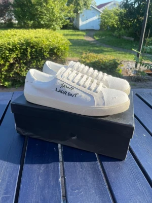 Vita Saint Laurent canvas sneakers - Fina oanvända vita skor i canvasmaterial och gummisula i storlek 43. Endast testade. Hör av er ifall ni har några frågor! 