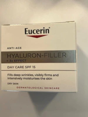 Eucerin Hyaluron-Filler Dagkräm SPF 15 - Eucerin Hyaluron-Filler Dagkräm SPF 15 är en anti-age ansiktskräm för torr hud. Innehåller hyaluronsyra och glycin saponin som fyller ut rynkor, återfuktar intensivt och skyddar mot solens åldrande effekt. Perfekt som bas under smink och absorberas snabbt.