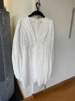 Adoore Florence klänning - Säljer denna fantastiska klänningen från Adoore. Tyvärr var den för stor för mig och har därför kvar lapparna och är inte använd 💕💕