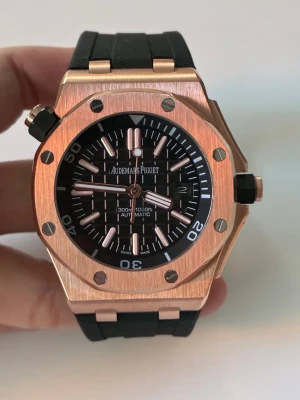 AP offshore-bruk Mekanisk klocka roséguld - Ny klocka utan förpackning. 42 mm åttkantig bezel i roséguld, automatiskt mekaniskt urverk, roterande innerbezel, klassisk dykarklocka med svart gummiband och spänne samt självlysande detaljer.