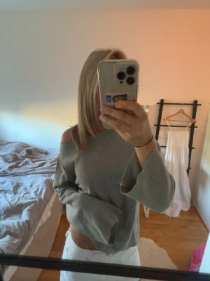 Grå off shoulder tröja - Säljs inte längre!  Jag står inte för frakt, tar gärna emot bud under det satta priset för kompromiss!💗   Allt jag säljer är i stort sätt i nytt skick för ett lägre pris, kolla in resten av mina artiklar i min profil!