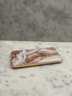 Powerbank från Ideal of Sweden - Superfin powerbank från Ideal of Sweden som inte kommer till användning. Sladd eller adopter medföljer ej. Sparsamt använd så därav få repor eller liknande 🩷.                                                Modell: IDFPB Kapacitet: 5000mAh Input: 5V/2A Output: 5V/2.1A Märke: Ideal Of Sweden 