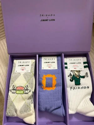 Friends x Jimmy Lion strumpbox - Limited edition Friends x Jimmy Lion strumpbox med tre par strumpor. 
