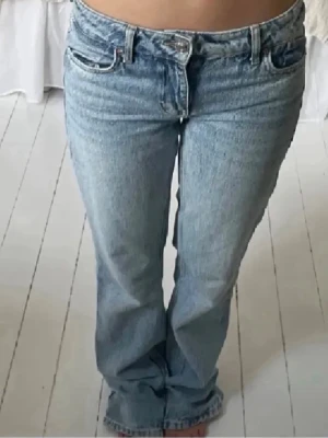 Low straight jeans - Säljer ett par ljusblå jeans som är straight med låg midja från Zara. De har en gul fläck på sig som man ser på sista bilden. 💗