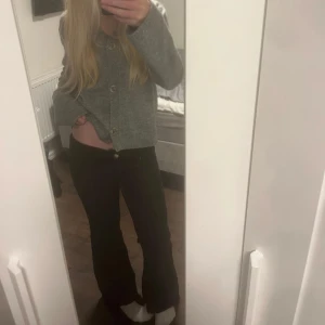 Svarta bootcut jeans weekday - Snygga svarta jeans från weekday med klassisk röd logga på fickan. Modellen har låg midja och bootcut-ben som ger en cool siluett. Jeansen är tillverkade i mjukt denim och har fem fickor samt knapp och dragkedja framtill. Det är dom trendiga jeansen som dom flesta har!! W27 L32 väldigt småa i storleken, sitter som w24 med lite stretch. Avklippta längst ner då dom va för långa är 163cm 💞