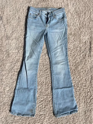 Ljusblå bootcut jeans - Super snygga bootcut jeans med låg midja från Gina 
